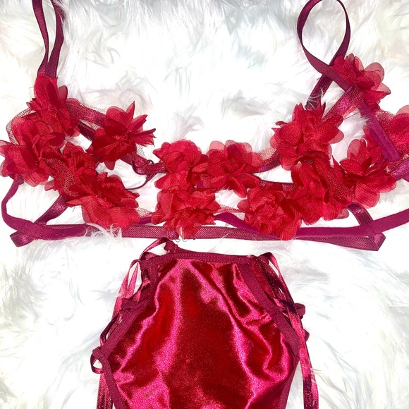 Burgundy lingerie two-piece - Picture 1 of 9